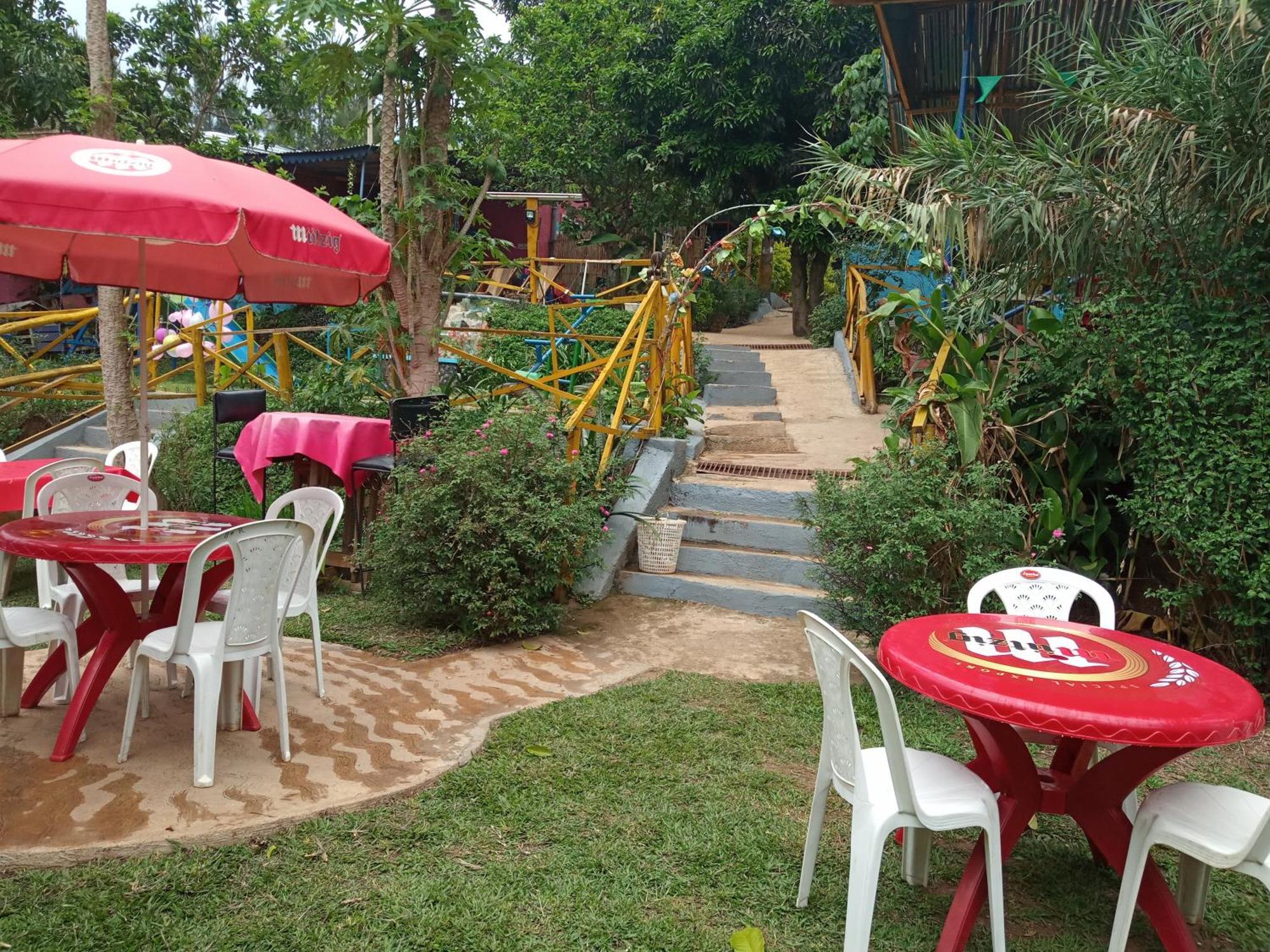Colours Club And Spa Kigali Exteriör bild